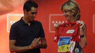 Ver v&iacute;deo  'Esperanza Aguirre homenajea al campe&oacute;n de la Vuelta 2012, Alberto Contador'