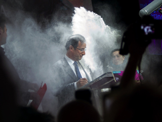 Ver v&iacute;deo  'Una espont&aacute;nea embadurna de harina al socialista Hollande en un acto p&uacute;blico'