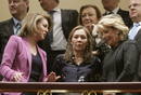 La esposa de Rajoy, Elvira Fern&aacute;ndez, conversa con la presidenta de Castilla-La Mancha, Mar&iacute;a Dolores de Cospedal, y la presidenta de la Comunidad de Madrid, Esperanza Aguirre, en la tribuna de invitados del Congreso de los Diputados.