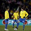 Kak&aacute; y Luis Fabiano, desolados, sacan de medio campo despu&eacute;s del segundo gol de EE.UU., obra de Donovan.