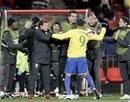 La alegr&iacute;a de Luis Fabiano en el primer gol: lo celebra con sus compa&ntilde;eros del banquillo.