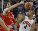 Salto inicial entre el espa&ntilde;ol Pau Gasol y el estadounidense Tyson Chandler durante la final ol&iacute;mpica de baloncesto.