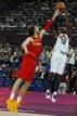 El espa&ntilde;ol Pau Gaosl intenta taponar al estadounidense Kobe Bryant durante la final ol&iacute;mpica de baloncesto.