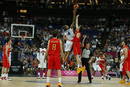 Salto inicial entre el espa&ntilde;ol Pau Gasol y el estadounidense Tyson Chandler durante la final ol&iacute;mpica de baloncesto.