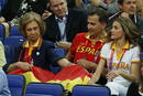 Los principes de Asturias y la reina Sofia en la grada durante la final ol&iacute;mpica de baloncesto entre Espa&ntilde;a y Estados Unidos, en el North Greenwich Arena.