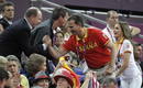 El principe Felipe, acompa&ntilde;ado de do&ntilde;a Letizia, saluda al pr&iacute;ncipe Alberto de M&oacute;naco, en las gradas del North Greenwich Arena ,donde las selecciones de Espa&ntilde;a y EE.UU. de baloncesto se enfrentan en la final ol&iacute;mpica por la medalla de oro.