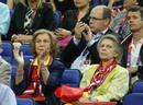 La reina do&ntilde;a Sof&iacute;a, acompa&ntilde;ada por si hermana Irene, y el pr&iacute;ncipe Alberto de M&oacute;naco, detr&aacute;s, en las gradas del North Greenwich Arena ,donde las selecciones de Espa&ntilde;a y EE.UU. de baloncesto, se enfrentan en la final ol&iacute;mpica por la medalla de oro.