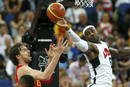 El espa&ntilde;ol Pau Gasol defiende al estadounidense Lebron durante la final ol&iacute;mpica de baloncesto.