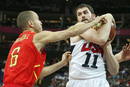 El base espa&ntilde;ol Sergio Rodriguez defiende al estadounidense Kevin Love durante la final ol&iacute;mpica de baloncesto.