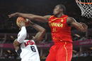 El espa&ntilde;ol Serge Ibaka tapona al estadounidense Lebron durante la final ol&iacute;mpica de baloncesto.