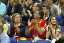 La reina do&ntilde;a Sof&iacute;a, acompa&ntilde;ada por los principes de Asturias, en las gradas del North Greenwich Arena ,donde las selecciones de Espa&ntilde;a y USA de baloncesto se enfrentan en la final ol&iacute;mpica por la medalla de oro.