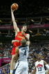 El espa&ntilde;ol Pau Gasol lanza sobre el estadounidense Tyson Chandler durante la final ol&iacute;mpica de baloncesto.