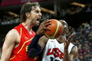 El espa&ntilde;ol Pau Gasol junto al estadounidense Kobe Bryant durante la final ol&iacute;mpica de baloncesto.
