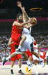 El espa&ntilde;ol Juan Carlos Navarro supera la defensa del estadounidense Deron Williams durante la final ol&iacute;mpica de baloncesto.