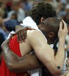 El espa&ntilde;ol Pau Gasol felicita al estadounidense Kobe Bryant tras la final ol&iacute;mpica de baloncesto.