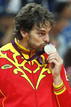 El espa&ntilde;ol Pau Gasol en el podio tras ganar el equipo la medalla de plata en la final ol&iacute;mpica de baloncesto.