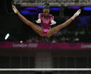 La estadounidense Gabrielle Douglas realiza su ejercicio de barra fija durante el concurso m&uacute;ltiple individual femenino disputado en Londres.