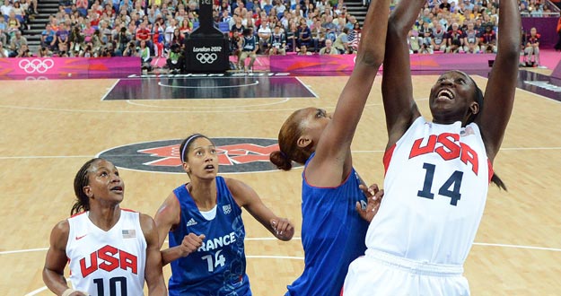 La estadounidense Tina Charles (d) lanza sobre Sandrine Gruda (i) de Francia, durante la final femenina de baloncesto de los Juegos Ol&iacute;mpicos de 2012, en Londres.