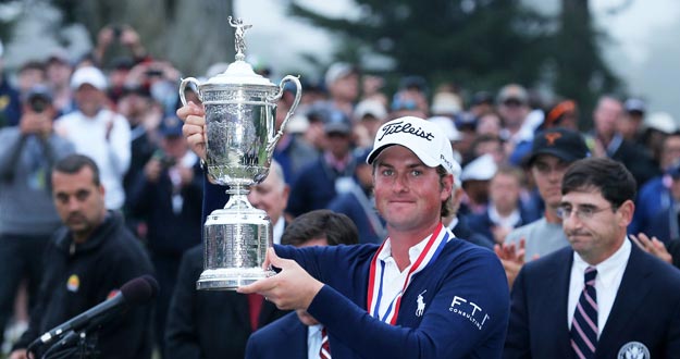 El estadounidense Webb Simpson levanta la copa como ganador del US Open 2012, su primer 'grande' con solo 26 años. El estadounidense Webb Simpson levanta la copa como ganador del US Open 2012, su primer 'grande' con solo 26 años.