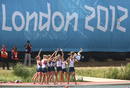 Las estadounidenses celebran tras ganar el oro ol&iacute;mpico en la final de ocho en Dorney (Reino Unido) este jueves 2 de agosto de 2012.