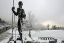 La estatua en honor a los monta&ntilde;eros del Puerto de Navacerrada ha amanecido cubierta de hielo y nieve