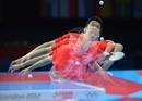 Este cuadro muestra la exposici&oacute;n m&uacute;ltiple de Jiang Tianyi de Hong Kong al devolver una pelota del alem&aacute;n Timo Boll en la competici&oacute;n de tenis de mesa por equipos para conseguir la medalla de bronce.