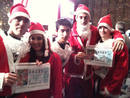 Este grupo de j&oacute;venes ha ido al Palacio de Congresos disfrazados de Papa Noel.