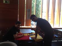 Estopa firmando las camisetas de La Roja