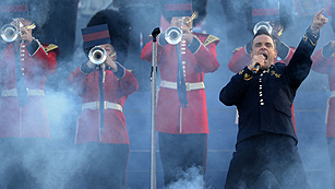Ver v&iacute;deo  'Las estrellas de la m&uacute;sica brit&aacute;nica celebran con Isabel II su Jubileo de diamante'