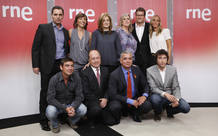 Las estrellas de la radio p&uacute;blica posan tras la presentaci&oacute;n de la nueva temporada.