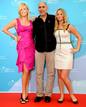 El director mexicano Guillermo Arriaga y las actrices protagonistas de su &uacute;ltima pel&iacute;cula, The Burning Plain, la sudafricana Charlize Theron y la estadounidense Jennifer Lawrence.