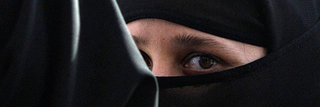 Tras la prohibición del velo en 2004, Francia reabre la polémica con el burka. Tras la prohibición del velo en 2004, Francia reabre la polémica con el burka.