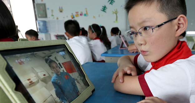Un estudiante mira la lección de Wang Yaping desde el espacio en un iPad. Un estudiante mira la lección de Wang Yaping desde el espacio en un iPad.