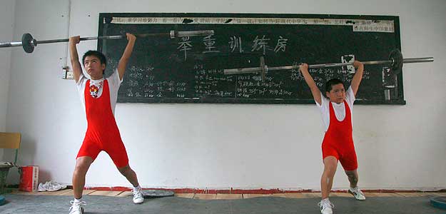 Estudiantes chinos practicando Halterofilia
