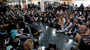 Ver v&iacute;deo  'Los estudiantes encerrados en Valencia auguran una semana "dura" de protestas tras los incidentes'