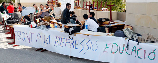 ESTUDIANTES DE LA UA CIERRAN RECTORADO Y PIDEN CONDENA A ACTOS DE BARCELONA