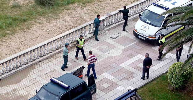 Un grupo de artificieros de la Guardia Civil, examina el lugar donde esta ma&ntilde;ana ha explotado un artefacto de baja intensidad en el paseo mar&iacute;timo de Laredo (Cantabria).