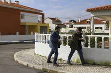 Agentes de la polic&iacute;a judicial acordonan la vivienda de ETA encontrada en &Oacute;bidos, en Portugal.