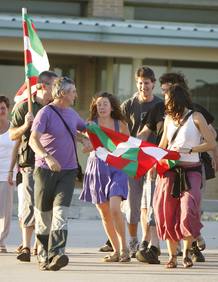 La etarra Maite Aranalde es recibida por familiares y amigos La etarra Maite Aranalde es recibida por familiares y amigos