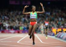 La etíope Dibaba celebra su victoria en los 10.000 metros en Londres La etíope Dibaba celebra su victoria en los 10.000 metros en Londres