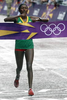 La et&iacute;ope Tiki Gelana consigue el oro ol&iacute;mpico en la marat&oacute;n