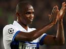 Ir al Video&nbsp;Etoo y Figo vuelven al Camp Nou