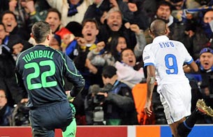 Ver v&iacute;deo  'Eto'o pone al Inter en cuartos'