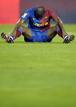 Etoo se lamenta tras caer en el &aacute;rea del Valencia.