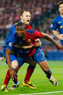 Eto'o celebra el primer tanto del Barcelona.