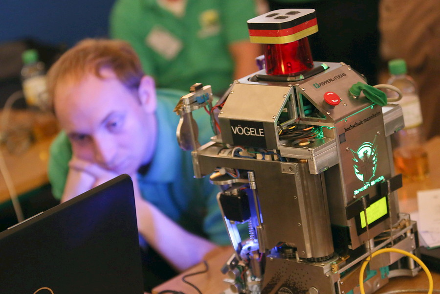 Los Eurobots compiten con los robots japoneses