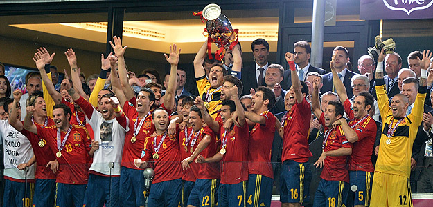 Casillas levanta la Eurocopa 2012.