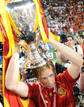 El delantero de la roja festeja la consecuci&oacute;n de la Eurocopa tras su gol decisivo ante Alemania.