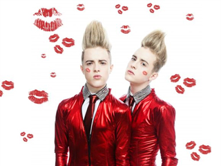 Ver v&iacute;deo  'Jedward canta "Lipstick"'