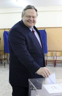 Evangelos Venizelos, deposita su voto.